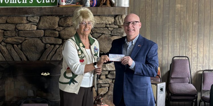 Republican Women Donate To Local Wreaths Of America Effort and Gifts For Kids Campaign